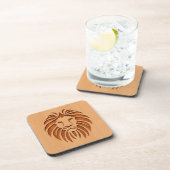 Op houten ontwerpen gegraveerde leeuwenkop bier onderzetter (Rechterzijde)