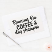 Op Koffie en Dry Shampoo Rechthoekige Sticker (Envelop)