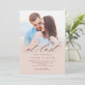 Op laatste uitnodiging tot het bruiloft op foto (Staand voorkant)