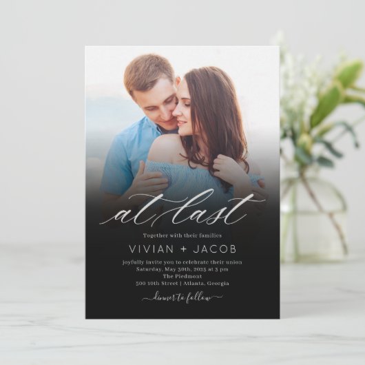 Op laatste uitnodiging tot het bruiloft op foto (Staand voorkant)