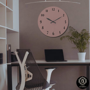 Op maat gemaakt monogram donkerroze taupe grote klok