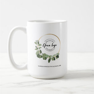 Op maat gemaakte bedrijfslogo met groene krans vak koffiemok
