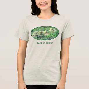 Op maat gemaakte Canadese ganzenbaby's in het wild Tri-Blend Shirt