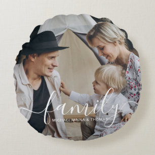 Op maat gemaakte familiefoto met eigen naam rond kussen