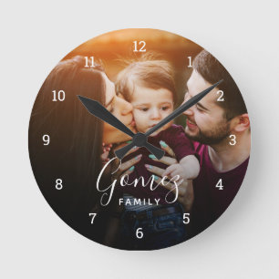 Op maat gemaakte familiefoto-overlay met monogram ronde klok