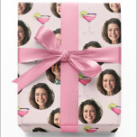 Op maat gemaakte foto gezicht & cocktail | Geperso Cadeaupapier<br><div class="desc">Maak het geven van cadeaus extra leuk met dit Persoonlijk Roze Inpakpapier met Foto van Gezicht en Cocktails! 🎁✨ Upload je favoriete gezichtsfoto en creëer een grappig en stijlvol ontwerp met een speels cocktailthema op een trendy roze achtergrond. Perfect voor vrijgezellenfeesten, verjaardagen, bruidschattententoonstellingen, cadeaus voor meisjesavonden of elke leuke viering,...</div>