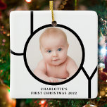 Op maat gemaakte foto voor baby's eerste kerstmis keramisch ornament<br><div class="desc">Dit stijlvolle Baby's Eerste Kerstfoto-Ornament is versierd met het woord JOY in het zwart op een witte achtergrond. Gemakkelijk aanpasbaar met uw foto en naam.</div>