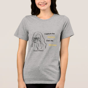 Op maat gemaakte fotograaf T-shirt: leg de 2026-ov Tri-Blend Shirt