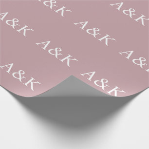 Op maat gemaakte initialen op stoffig roze mauve b cadeaupapier