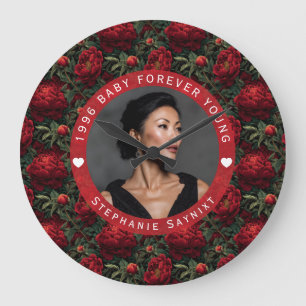 Op maat gemaakte lelies bloemendecoratie voor haar grote klok