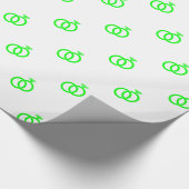 Op maat gemaakte limoengroene trouwringen op wit cadeaupapier (Hoek)