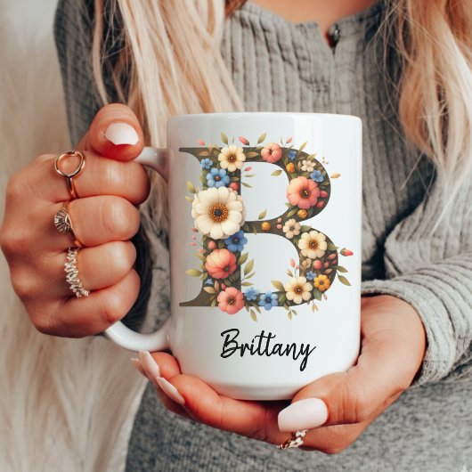 Op maat gemaakte mok met wilde bloemen en initiaal