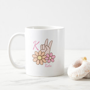 Op maat gemaakte monogram roze bloem vredesteken k koffiemok