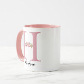 Op maat gemaakte roze bloemenmonogram mok cadeau v (Voorkant links)