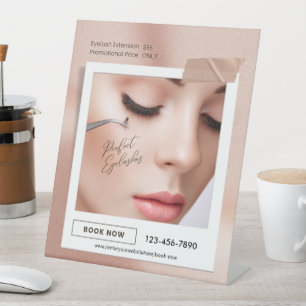 Op maat gemaakte roze elegante esthetische wimper reclamebord met voetstuk