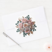Op maat gemaakte roze gouden bloemige monogram ron ronde sticker (Envelop)