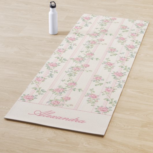 Op maat gemaakte roze roos bloemige monogram yogamat (In situ)
