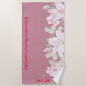 Op maat gemaakte roze witte bloem-bachelorette strandlaken (Voorkant)