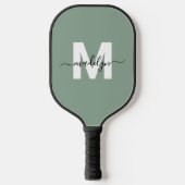 Op maat gemaakte saliegroene moderne naammonogram pickleball paddle (Voorkant)