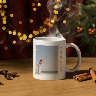 Op maat gemaakte zomerstemming ontwerp met vetgedr koffiemok
