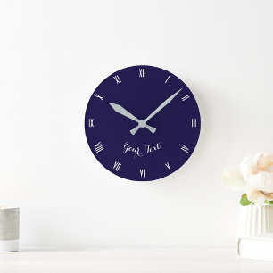 Op maat gemonogrammeerd modern elegant marineblauw ronde klok