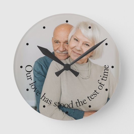 Op maat gesneden heeft onze liefde de tijdtoets ge ronde klok (Voorkant)