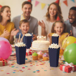 Op maat te maken Navy Blauwe Eenvoudige Aantrekkel Bedankdoosjes<br><div class="desc">Verwen uw gasten met deze aanpasbare popcorndozen in marineblauw, die eenvoud en stijl combineren. Perfect voor bruiloften, verjaardagen of zakelijke evenementen, hun opvallende ontwerp is geschikt voor elke viering. Personaliseer met namen, data of berichten voor een unieke touch. Geweldig voor popcorn, snoep of kleine traktaties waar uw gasten dol op...</div>