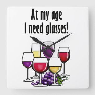 Op mijn leeftijd heb ik bril nodig. vierkante klok