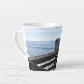 Op Newport Pier, Newport Beach, Californië Latte Mok (Linkerhoek)