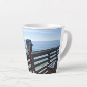 Op Newport Pier, Newport Beach, Californië Latte Mok (Rechterhoek)