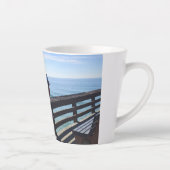 Op Newport Pier, Newport Beach, Californië Latte Mok (Rechts)