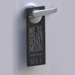 Op onze Honeymoon, Passen getrouwd van de Rustige  Deurhanger<br><div class="desc">Gefeliciteerd met het gelukkige paar! Een leuk geschenk om de nieuwigheden te krijgen is dit gepersonaliseerde faux-alkbordeffect "We zijn op onze Honeymoon, alsjeblieft Knock" deurhanger die ze aan de buitenkant van hun deur kunnen poppen om ervoor te zorgen dat ze niet verstoord raken. Omdat ze misschien niet verstoord willen worden....</div>