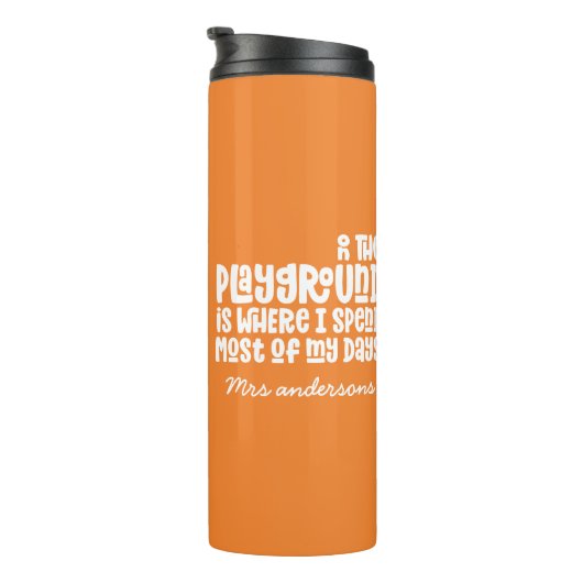 Op speelplein typografie, een modern cadeau voor d thermosbeker (Geroteerd rechts)