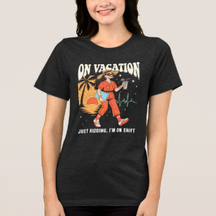 Op Vakantie Alleen Maar Geintje Ik Ben Op Werk Ret Tri-Blend Shirt