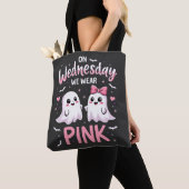 Op woensdag Draag we roze spookachtige Halloween s Tote Bag (Dichtbij)
