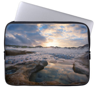 Op zonsondergang in een puddle laptop sleeve