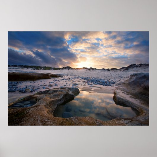 Op zonsondergang in een puddle poster (Voorkant)