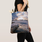 Op zonsondergang in een puddle tote bag (Dichtbij)