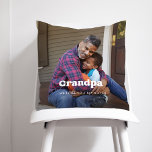 opa | Boho-tekstbedekking met twee foto's Kussen<br><div class="desc">Dit eenvoudige en stijlvolle kussen voor je grootvader bevat twee van je persoonlijke familiefoto's, samen met het woord "Opa" in boho witte moderne typografie en een plek om je namen toe te voegen en het jaar op de achterkant. De tekst zoals voorgesteld zegt "we houden zoveel van je", maar je...</div>