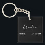 Opa cadeau- Modern Jet Black Persoonlijk Sleutelhanger<br><div class="desc">Lief modern script-geïnspireerd jet zwart cadeau voor grootvader voor opa verjaardag,  Kerstmis,  pensioen,  huwelijksfeest cadeau,  grootouderdag of andere gebeurtenis naar wens.</div>