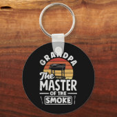 Opa de meester van de rook Vaderdag BBQ Sleutelhanger (Voorkant)