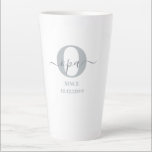 Opa Elegant Script Monogram grijs Witte Latte Mok<br><div class="desc">Latte mok voor een nieuwe opa of een oude opa! die je kunt personaliseren met de datum waarop ze grootvader werden. Dit trendy minimalistische ontwerp heeft een modern kleurenpalet van twee toon grijs en wit. Het heeft een Monogram Opa, met de letter O van het initiaal en de naam opa,...</div>