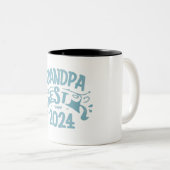 Opa Est 2024, gepromoveerd tot opa Est. 2024 Tweekleurige Koffiemok (Voorkant rechts)