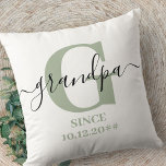 Opa Monogram Elegant Script Silver Green Kussen<br><div class="desc">Gepersonaliseerde kussen voor een nieuwe opa of een lang gevestigde opa, die je kunt aanpassen met de datum waarop ze een opa werden. Dit trendy minimalistische ontwerp heeft een subtiel kleurenpalet van zilvergroen, zwart en wit. Het heeft een Opa-monogram, met de letter G van het initiaal en de naam opa,...</div>