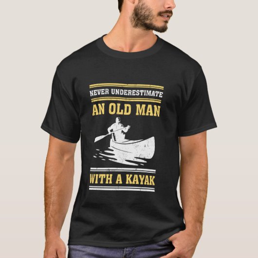 Opa onderschat nooit een oud Man met een Kaya T-shirt (Voorkant)
