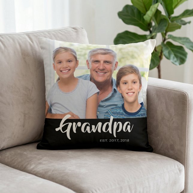 Opa Oprichtte Zwarte Moderne Script Foto Kussen (Grandpa Established Black Modern Script Photo Throw Pillow)
