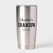 Opa Richtte Dappere Moderne Naam Op Geïsoleerde Drinkbeker (Voorkant)
