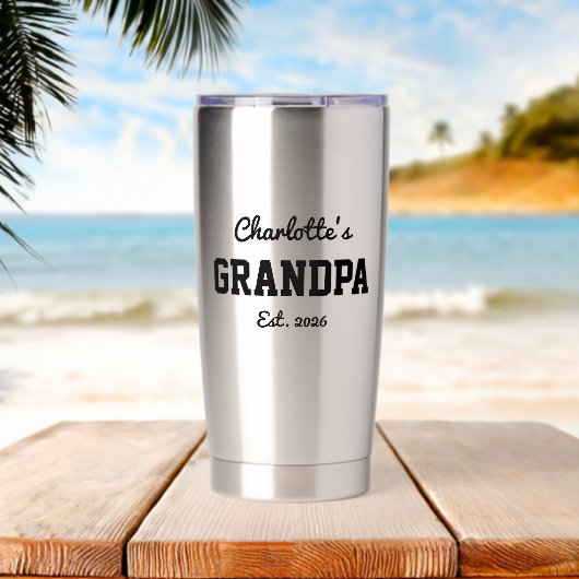 Opa Richtte Dappere Moderne Naam Op Geïsoleerde Drinkbeker (Strand (Gedraaid) )