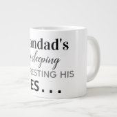 Opa slaapt niet... grote koffiekop (Voorkant rechts)