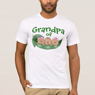 Opa van gemengde triplets met donkere huid t-shirt